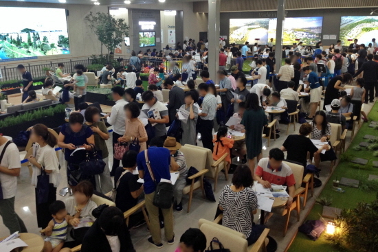 22일 화성시 동탄면 방교리에 마련된 동탄레이크자이 더테라스 견본주택 내부가 특별공급 신청을 위해 방문한 내방객들로 북새통을 이루고 있다. (사진=GS건설)