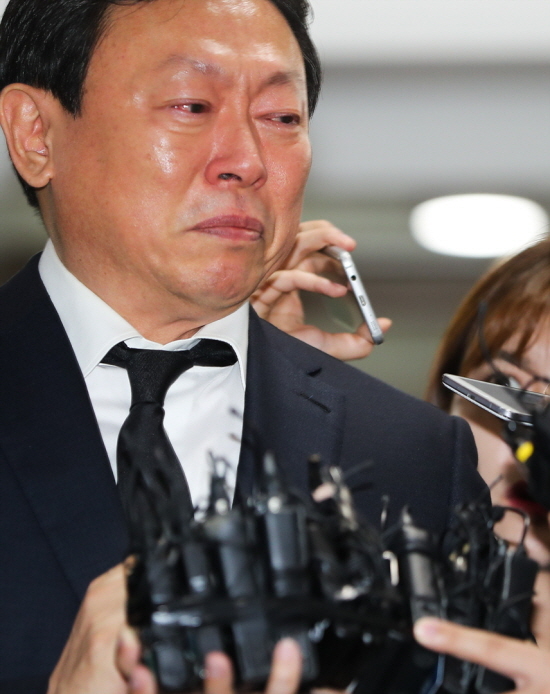 신동빈 롯데그룹 회장이 27일 오전 고 이인원 롯데그룹 정책본부장(부회장)의 빈소가 마련된 서울 송파구 풍납동 서울아산병원 장례식장에서 나와 취재진들 앞에 눈물을 흘리고 있다.(사진=유명환 기자)