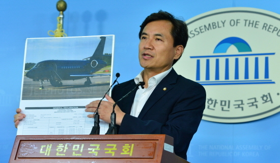 김진태 새누리당 의원이 29일 국회에서 기자회견을 열고 대우조선해양 비리 연루 의혹을 받고 있는 박수환 뉴스커뮤니케이션즈(홍보대행사) 대표와 유력 언론인이 대우조선해양의 호화 전세기를 이용해 유럽 여행을 했다는 의혹을 제기하고 있다.(사진=김진태 의원실)