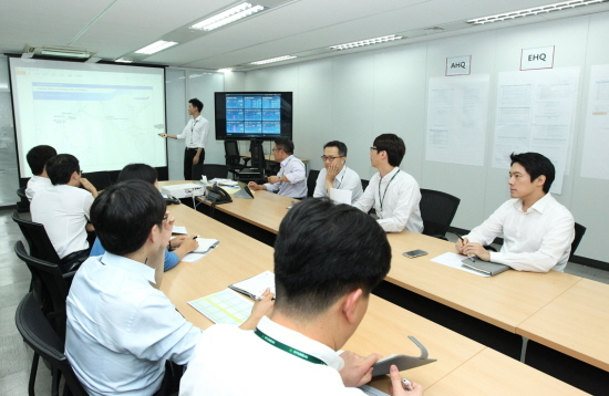 1일 현대상선 임직원들이 비상상황실에서 대책 마련을 위해 긴급회의를 진행하고 있다.(사진=현대상선)