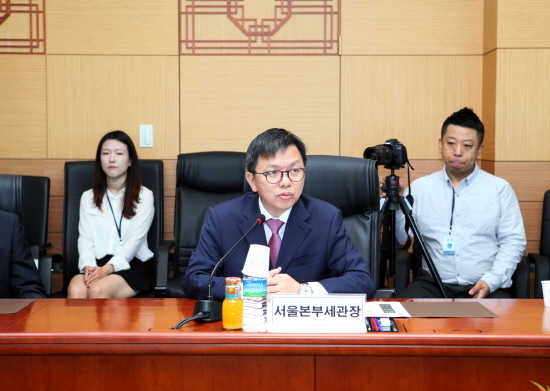 노석환 서울본부세관장이 AEO혜택을 업체들에게 설명하고 있다