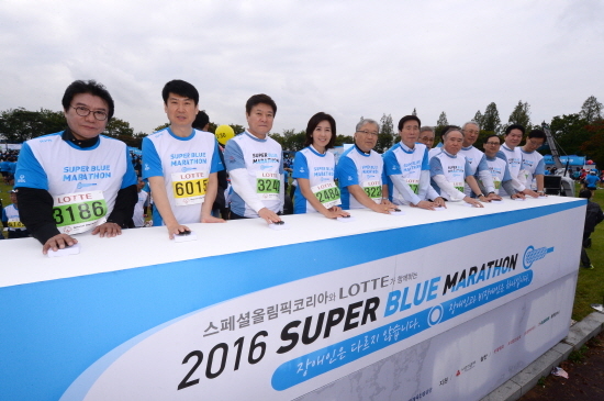 8일 롯데그룹과 (사)스페셜올림픽코리아가 공동 주최한 ‘2016 슈퍼블루 마라톤’ 대회가 서울 상암동 월드컵공원 잔디광장에서 열렸다. 대회 관계자들이 출발 터치버튼을 누르고 있다. (왼쪽부터(6명) 한국장애인재단 이성규 이사장, 유니클로 홍성호 대표이사, 롯데그룹 소진세 대외협력단장, 나경원 의원(스페셜올림픽코리아 명예회장), 염수정 추기경, 스페셜올림픽코리아 고흥길 회장).(사진=롯데그룹)