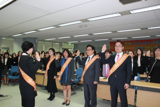 11일 한화생명 일산지역단(경기도 고양시 일산동구 소재)의 설계사 및 임직원 100여명이 보험사기 근절과 예방에 적극 참여하겠다는 의미로 선서식을 실시하고 있다.(사진=한화생명)