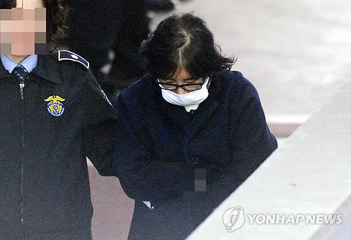 '국정농단' 의혹을 받는 최순실(개명 후 최서원)씨가 구속 전 피의자심문(영장실질심사)을 받기 위해 3일 오후 서울 서초동 서울중앙지법에서 호송차에서 내려 법정으로 향하고 있다 / 연합뉴스