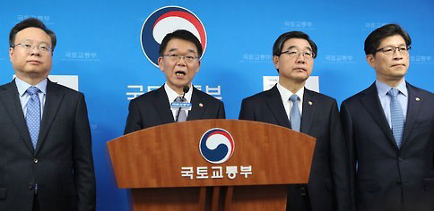 강호인 국토교통부 장관이 15일 오전 정부세종청사 국토교통부 기자실에서 철도노조 파업 50일째를 맞아 조속한 시일 내 현업복귀 등을 요청하는 담화를 발표하고 있다 / 연합뉴스