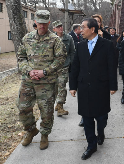 용산미군기지 관계자에게 설명을 듣고 있는 박원순 시장 / 서울시 제공