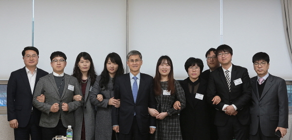 14일 서진욱 부산청장(가운데)가 직원들의 목소리를 듣기 위해 일선을 찾았다