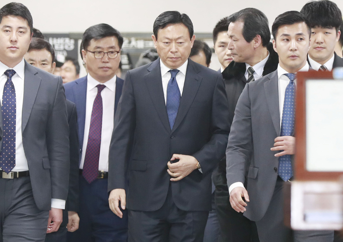 (사진=연합뉴스)경영비리 의혹으로 재판에 넘겨진 신동빈 롯데그룹 회장이 20일 오후 서울 서초구 서울중앙지법에서 열린 롯데 총수 일가 첫 정식 재판에 출석하고 있다.