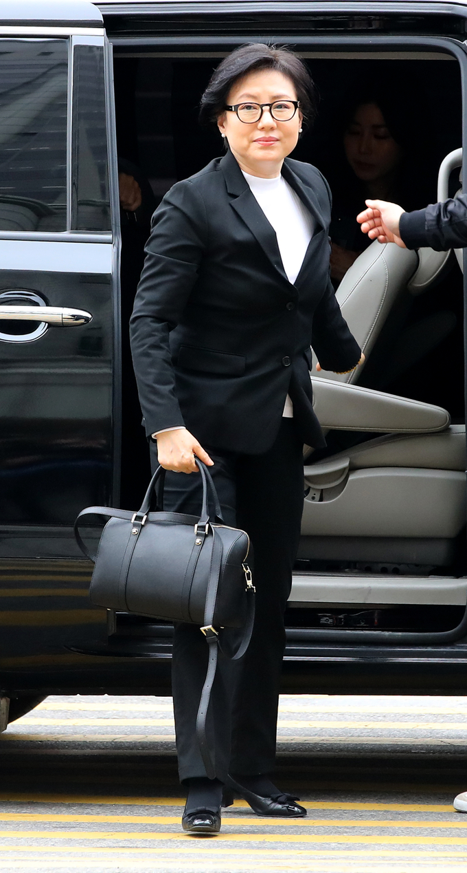 (사진=연합뉴스) 경영비리 의혹으로 재판에 넘겨진 신격호 롯데그룹 총괄회장의 셋째 부인인 서미경 씨가 20일 오후 서울 서초구 서울중앙지법에서 열린 신 총괄회장과 신동빈 회장, 신동주 전 롯데홀딩스 부회장의 첫 정식 재판에 공동 피고인으로 출석하고 있다