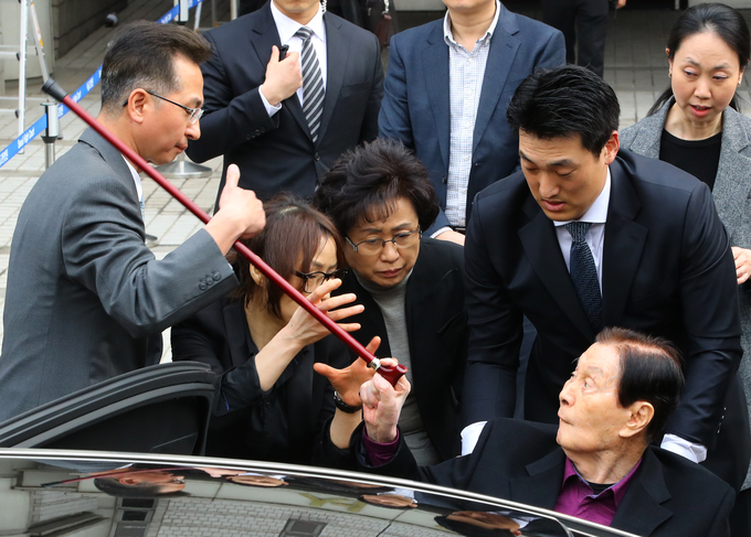 (사진=연합뉴스)경영비리 의혹으로 재판에 넘겨진 신격호 롯데그룹 총괄회장이 20일 오후 서울 서초구 서울중앙지법에서 열린 롯데 총수 일가 첫 정식 재판에 출석한 지 30여분 만에 법정에서 빠져 나온 뒤 "돌아가지 않겠다"며 지팡이를 들고 강하게 반발하고 있다.