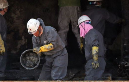 전남 목포신항에서 세월호 선체를 수색하는 인부들이 선내에 쌓여있는 펄을 걷어내고 있다 / 연합뉴스 자료화면