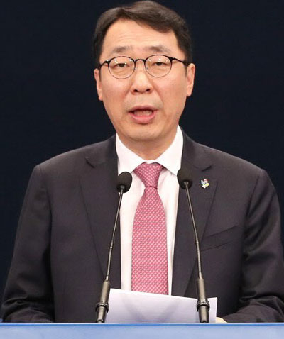 영찬 국민소통수석이 5일 청와대 춘추관에서 사드 보고 누락 사건에 대한 자체 조사 결과를 브리핑하고 있다. /연합뉴스