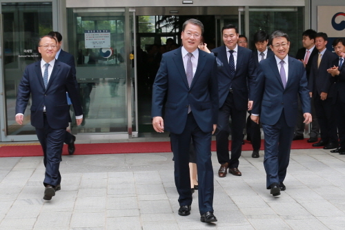 "이제야 떠납니다." 웃으며 떠나는 임환수 국세청장(가운데)와 임기 내내 그를 보좌한 김봉래 차장(오른쪽). 한승희 후임 국세청장(왼쪽)