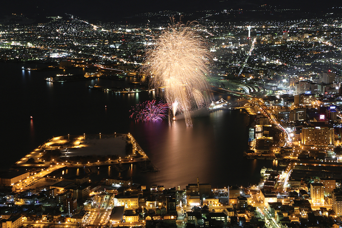밤하늘을 화려하게 수놓은 홋카이도의 불꽃 축제