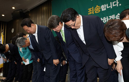 지난 대선 때 국민의당 대선후보였던 안철수(오른쪽 세번째) 전 의원과 박주선 당 비대위원장, 박지원 의원 등 국민의당 관계자들이 31일 국회에서 '문준용 제보조작' 사건과 관련해 대국민 사과를 하고 있다. /연합뉴스