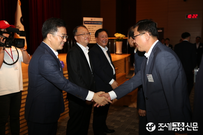 왼쪽부터 김동연 경제부총리 겸 기획재정부 장관, 한승희 국세청장, 서대원 국세청 차장