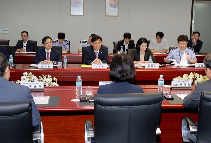 인사말 하는 김영문 관세청장(왼쪽에서 두번째)