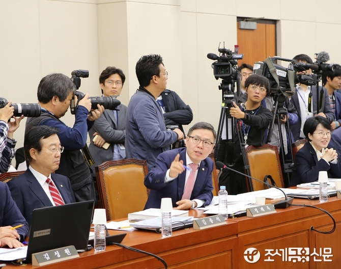 (네이버의 시장지배적 지위남용 행위를 설명 중인 자유한국당 정태옥 의원)