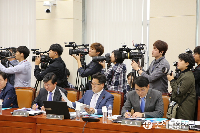 (공정위 국감서 자료 검토 중인 더불어민주당 박찬대 의원)