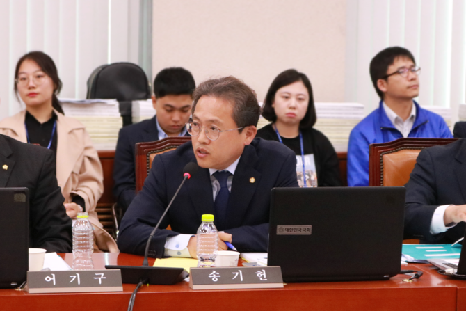 (산자위 국감 중인 더불어민주당 송기헌 의원=송기헌 의원실 제공)