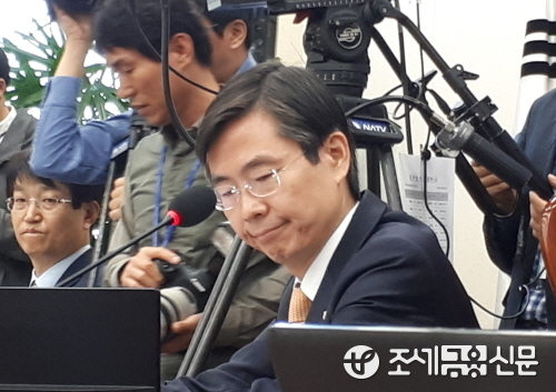 굳게 입다문 조경태 기재위원장