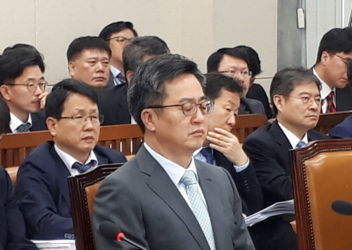 눈 감고 생각에 빠진 김동연 부총리