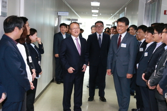 중부지방국세청 직원들을 격려하는 한승희 국세청장(중앙에서 왼쪽), 그 오른편 인물들은 김용균 중부청장과 전성구 중부청 조사2국 조사관리과장