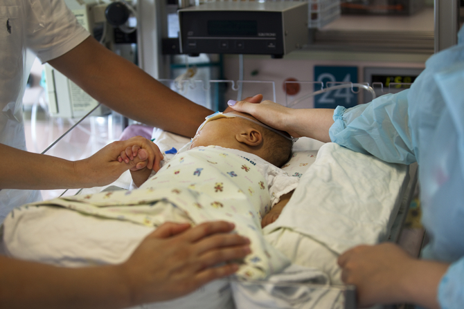 교보생명이 이른둥이들의 소중한 생명을 살리기 위해 민간기업으로 유일하게 펼치고 있는 ‘다솜이 작은 숨결 살리기’ 사회공헌활동에 참여한 재무설계사가 이른둥이를 돌보고 있다.