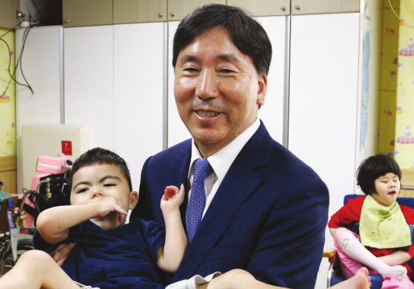 지난 9월 추석을 앞두고 김희철 서울국세청장이 '가브리엘의 집'을 방문했다.