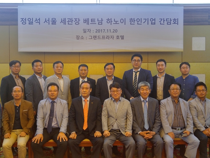 정일석 세관장(첫줄 가운데)이 간담회 후 참석자들과 기념사진을 찍고 있다 [사진=서울본부세관)