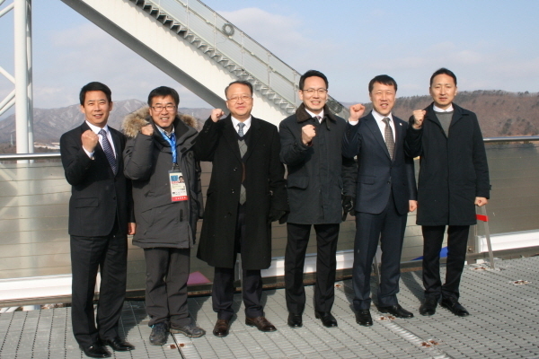 평창동계올림픽의 성공적 개최를 기원하는 한승희 국세청장(왼쪽 세번째)과 국세청 간부들