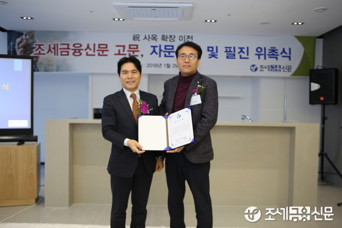 김종상 본지 대표이사 겸 발행인(왼쪽)과 정필재 법무법인 만아 변호사(前 경주지청장, 서울고검 조세소송 검사)