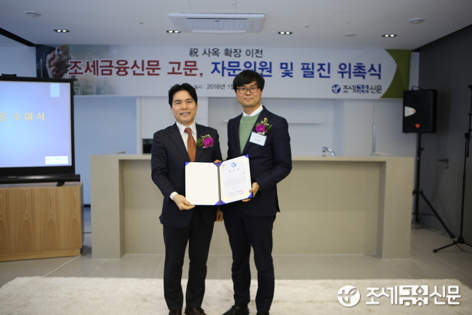 김종상 본지 대표이사 겸 발행인(왼쪽)과 변종화 세무사