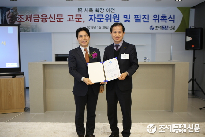 김종상 본지 대표이사 겸 발행인(왼쪽)과 이봉구 세무사