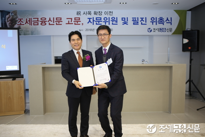 김종상 본지 대표이사 겸 발행인(왼쪽)과 이종훈 세무사