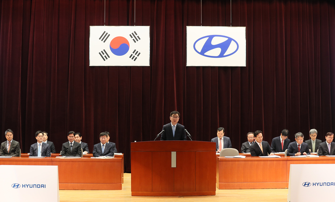 이원희 현대자동차 사장이 16일 오전 서울 서초구 현대차 본사 사옥에서 열린 ‘현대자동차 주식회사 제50기 정기주주총회’에서 인사말을 하고 있다. (사진=연합)