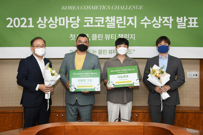 지난 28일 KT&G 서울사옥에서 열린 시상식에서 이상학 KT&G 지속경영본부장(왼쪽 첫 번째), 안빈 코스모코스 대표이사(오른쪽 첫 번째)와 수상자인 김홍석 더센트그린 대표(왼쪽 두 번째), 박신호 시노파크 대표(왼쪽 세 번째)가 기념촬영 하고 있는 모습. [사진=KT&G}