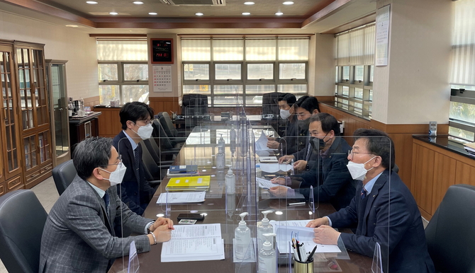 대구지방세무사회(회장 구광회)와 대구지방국세청(법인세 과장 김기형) 관계자들이 참석한 가운데 법인세 신고와 관련 납세자 세정지원을 위한 업무협의를 하고있다. [사진=대구지방세무사회)