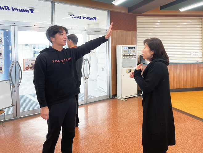 동명관학교에 대해 설명하고 있는 진노상 동명관 교장(왼쪽)