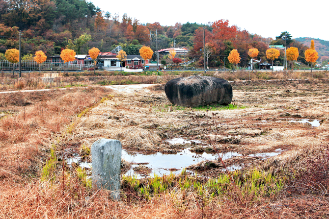 대곡부락(서천군 문산면 은곡리)은 아름다운 풍경을 배경으로 선사시대 고인돌 유적과 저산팔읍 보부상들이 길산장을 가기 위해 건너던 대명교의 중수비가 위치하고 있다.