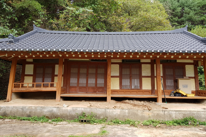 대곡서당기, 구병채(병숙) 선생의 대곡부락(大谷部落) 국어강습회(國語講習會) 기념사진(1942.9.26.)과 현재 대곡서당의 모습이다.