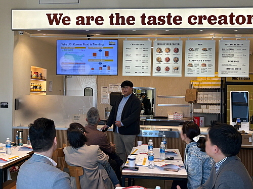 ‘LA 파머스 마켓점’에서 미국 내 가맹사업 확장을 위한 첫 파트너 세션 모습...<사진=bhc 제공>