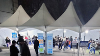 [포토뉴스] 성탄절 앞두고 코로나 주의령...선별진료소 야간까지 '북적'