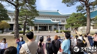 [포토뉴스] 청와대 국민개방 앞두고 대통령 마지막 집무장소 방문한 시민들