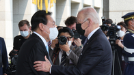 尹대통령, 용산청사 현관서 바이든 美대통령 영접…소인수회담 돌입
