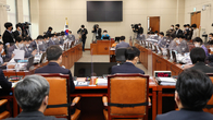 정무위 국감 잠정 연기…민주당 “긴급의총 열고 압색 대책 논의”