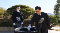 [포토뉴스] 고석진 부산세관장, 충혼탑 참배 