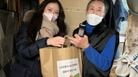 LG유플러스, 임직원 기부금으로 독거노인에 선물 꾸러미 증정