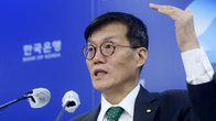 [이슈체크] 한국은행, 고물가 잡기<경기부양 선택…“기준금리 동결”