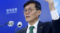 [이슈체크] 한국은행, 고물가 잡기<경기부양 선택…“기준금리 동결”